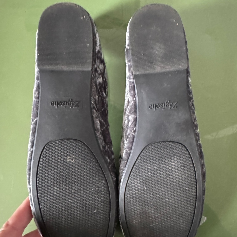 Zigisoho Velvet Grey Flats, Size 8 - Picture 2 of 4